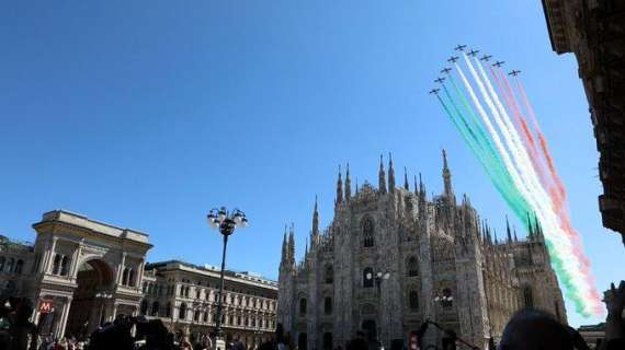 Le Frecce tricolori volano sull'Italia, l'Inter saluta il passaggio a Milano