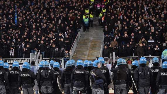 Maxi sequestro di armi e fuochi artificiali ieri a Milano per 62 ultras del Barcellona
