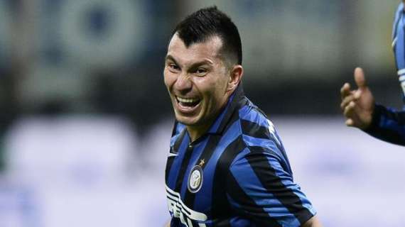 Medel, foto con Zanetti: "Qui con l'eterno capitano"