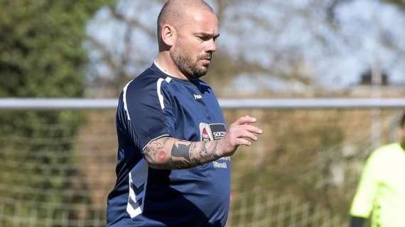 FOTO - Sneijder in campo, con qualche chilo in più: match a Utrecht per aiutare l'Ucraina