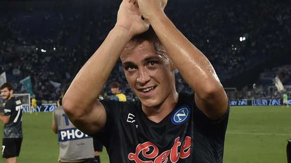 Raspadori lancia il Napoli al comando: 1-0 all'89' con lo Spezia. Animi accesi nel finale, espulsi Spalletti e Lorieri