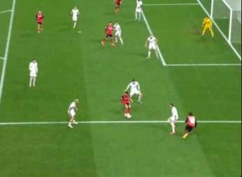 Bayer Leverkusen-Inter, la moviola - Vincic insufficiente: errore grave nel corner da cui nasce il gol di Mukiele