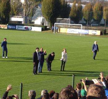 FOTO - Thohir salta coi tifosi. Poi fa loro l'inchino