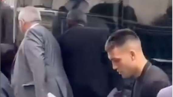 VIDEO - Pallone d'Oro, l'Inter immortala la delegazione. Lautaro è al Theatre du Chatelet