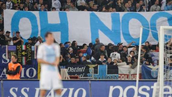 Il famoso striscione esposto dalla Curva laziale dopo il gol di Walter Samuel