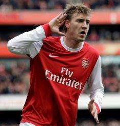 In Inghilterra insistono: "Bendtner si offre all'Inter"