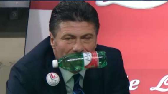 FOTO - Mazzarri e la bottiglietta: ecco la reazione