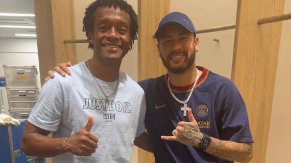 Cuadrado, un'altra cartolina dal Giappone: dopo Ronaldo, la foto con Neymar