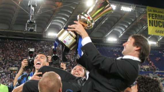Leonardo festante con la Coppa Italia vinta il 29 maggio scorso