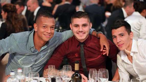 FOTO - Guarin e Icardi al Pupi, al tavolo anche Botta