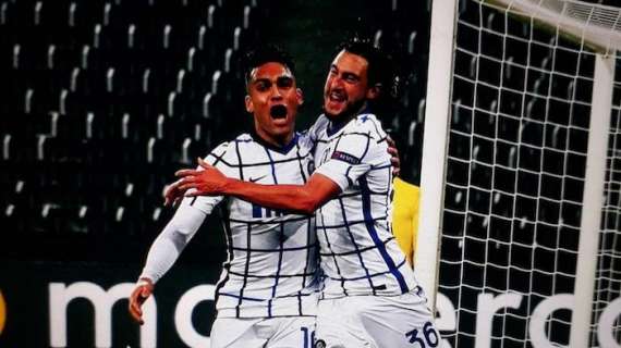 Vidal festeggia da casa la vittoria dell'Inter in Champions League