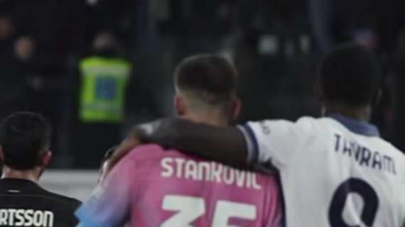 Che affetto per  Filip Stankovic: Thuram guida gli abbracci al portiere nel dopopartita