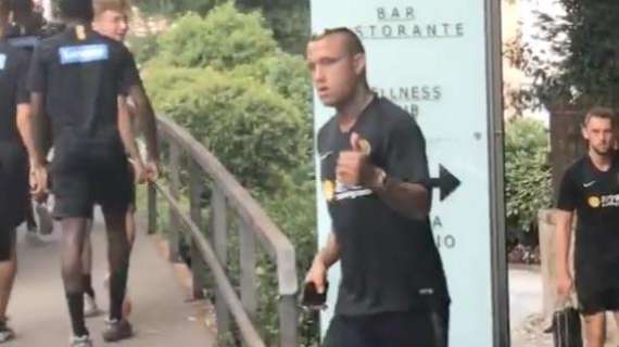 VIDEO - L'Inter si sposta verso il Cornaredo: i tifosi incitano Nainggolan e Icardi