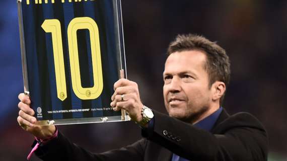 Matthäus mostra il Pallone d'Oro al Meazza: l'Inter celebra la ricorrenza