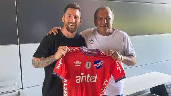 FOTO - Sosa-Messi, incontro tra mancini: Ruben regala la maglietta del Nacional alla "Pulce"