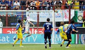 Diego Milito va in gol contro il Chievo, il 9 maggio 2010