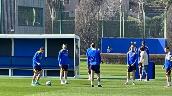 VIDEO - L'Inter si prepara per il Feyenoord: Sommer c'è, Calhanoglu in gruppo. Bastoni quinto a sinistra