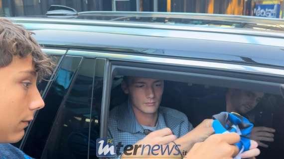 VIDEO - Pavard ha firmato: autografi per i tifosi fuori dalla sede. Domani il suo primo allenamento ad Appiano