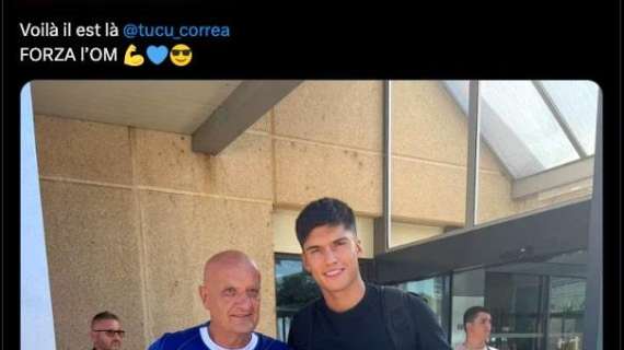 Correa è arrivato a Marsiglia: il Tucu subito in posa con la sciarpa del suo nuovo club. Ora visite e firma 