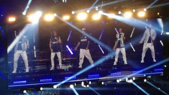 I Backstreet Boys con le maglie dell'Inter in concerto a Milano, i nerazzurri li celebrano su Twitter