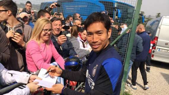 FOTO - Nagatomo, che bagno di folla a Verona