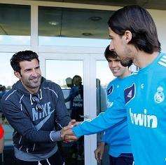 Luis Figo a Valdebebas: saluti anche a José Mourinho