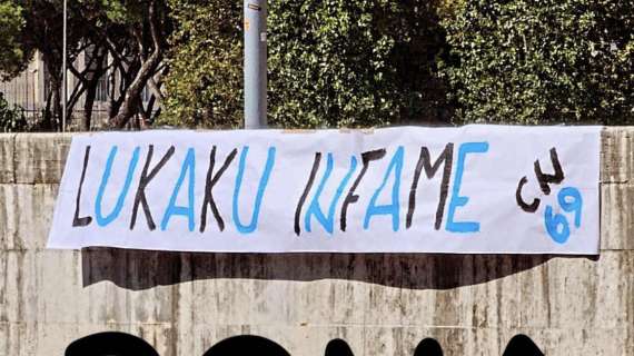 Curva Nord, striscione a Roma contro il "traditore" belga: "Lukaku infame"