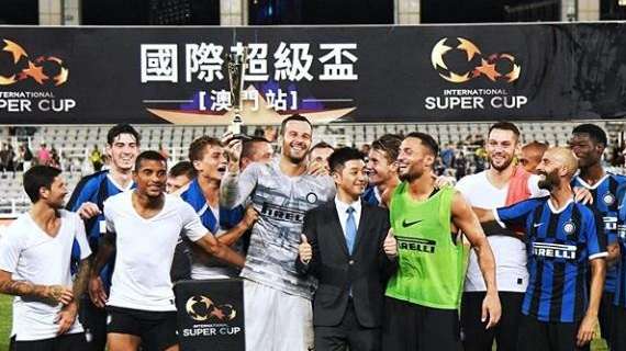 FOTO - L'Inter vince l'International Super Cup: ecco Handanovic con la coppa