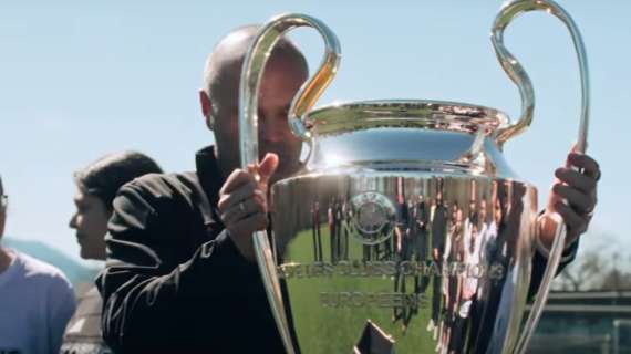 Andrés Iniesta corriere d'eccezione: l'ex Barça porta la Champions a Monaco di Baviera