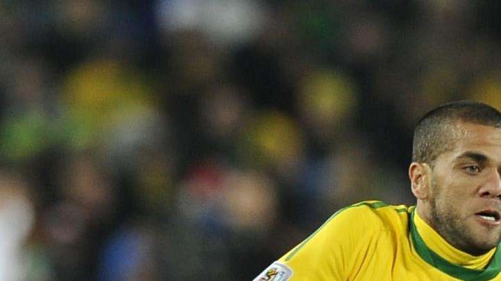 Dani Alves, quanto brucia l'eliminazione da Sneijder!