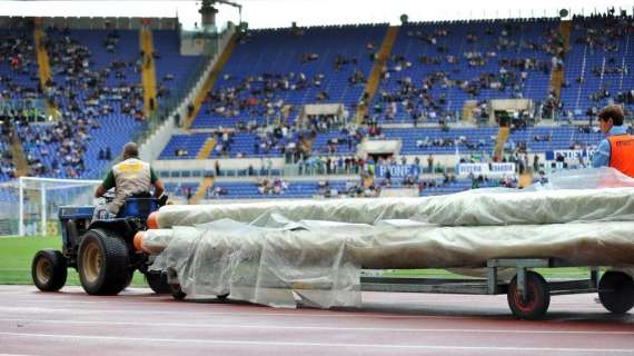 Allerta meteo a Roma, teloni sul prato dello stadio Olimpico
