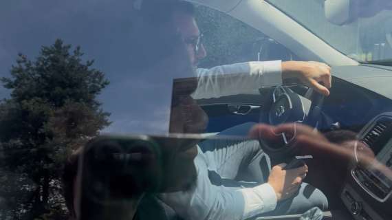VIDEO - Prima volta ad Appiano per Yoan Bonny. In auto con lui verso la Pinetina anche l'agente