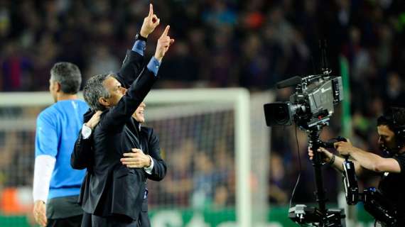 Jos&egrave; Mourinho festeggia, a Barcellona, la qualificazione in finale di Champions League