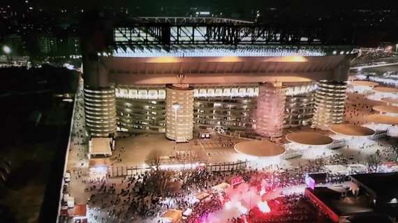 VIDEO - Che accoglienza per l'Inter dai tifosi: fuochi d'artificio e striscione all'arrivo del pullman