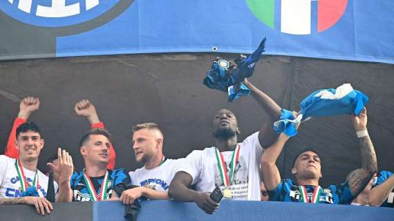 VIDEO - Festa continua fuori dal Meazza: i cori dei tifosi per l'Inter campione
