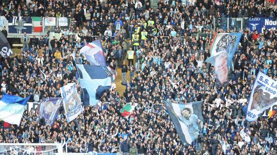 Striscione dalla Nord laziale: "Onore a curva interista"