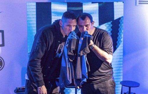 Materazzi e Stankovic baciano la maglia nerazzurra del ventennale Nike