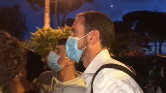 VIDEO - Godin, visite mediche a Villa Stuart terminate e foto con i tifosi. Arrivo a Cagliari domani