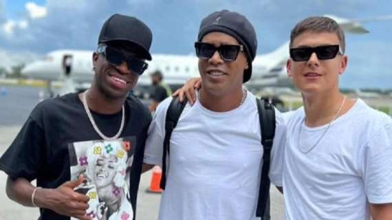 Aspettando l'Inter, Paulo Dybala posa con Ronaldinho in quel di Miami