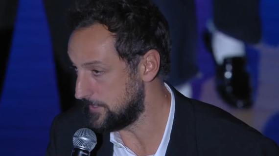 Il basket italiano in piedi per Marco Belinelli all'Unipol Forum. Per lui maglia speciale dalla sua Inter