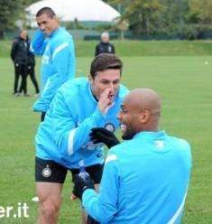 Sorrisi in allenamento. Zanetti scherza, e Zarate...