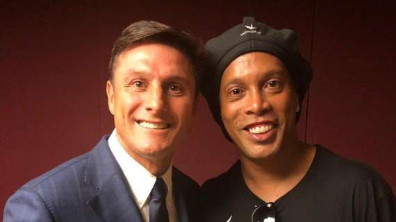 Zanetti in posa con Ronaldinho: "Sorteggi della Copa America insieme a grandi leggende del calcio"
