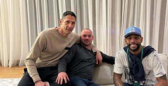 Triplete speciale sul divano per Inter-Atalanta, Materazzi in posa con Maicon e Sneijder: "Loading..."