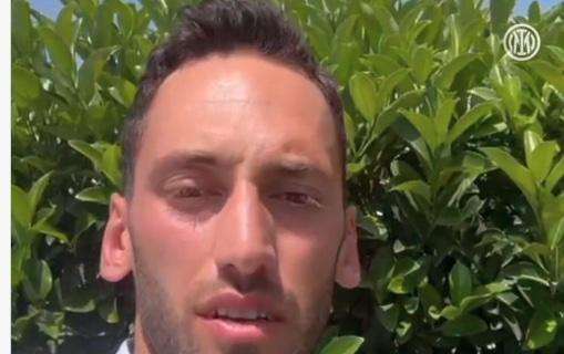 Calhanoglu dopo il rinnovo: "Tifosi, ho una buona notizia per voi: difenderemo ancora insieme questi colori"