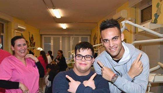 Lautaro visita i bambini ricoverati: "Felice d'aver dato loro un po' d'affetto"