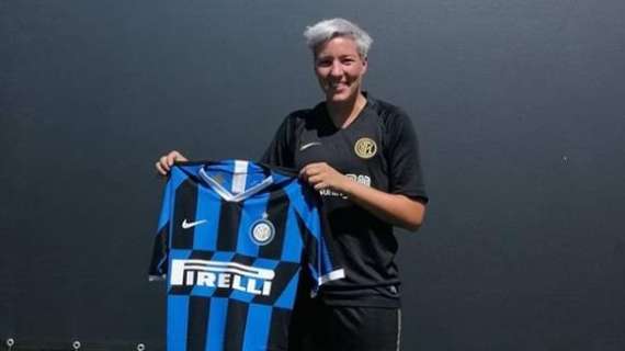 Stefania Tarenzi posa al Facchetti con la maglia dell'Inter: "Felice di iniziare questa nuova avventura"