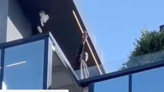VIDEO - Lukaku si affaccia dalla balconata della sede per salutare i tifosi. E parte un 'ti amo'