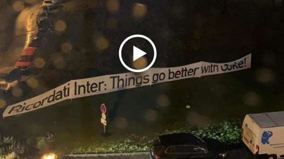Inter, notte di botti: petardi e striscione dei tifosi 'Gladbach sotto l'albergo che ospita i nerazzurri