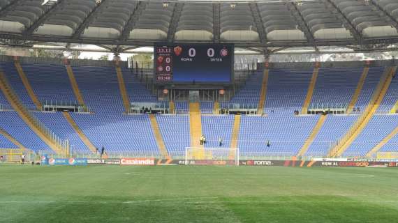 Squadre in campo per il riscaldamento: tutto ok