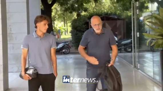 VIDEO - Grande viavai nella sede dell'Inter, presente anche l'agente di Matteo Motta